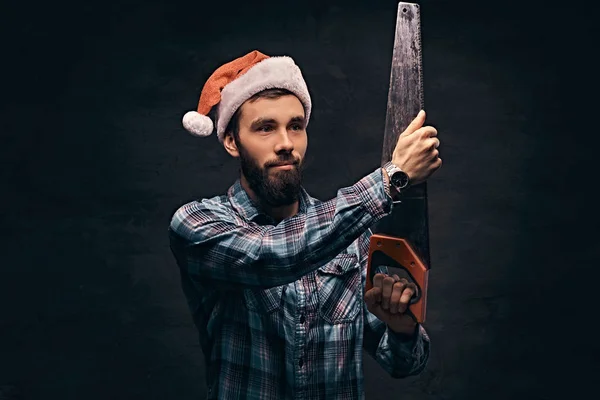 Concepto de Navidad. Trabajador, carpintero, manitas posando con una sierra . — Foto de Stock