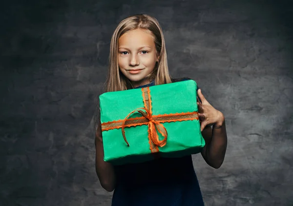A beautiful young girl holding gift box at Christmas time. — Stock Photo, Image