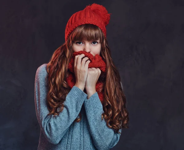 Ritratto di una bella ragazza rossa che indossa un maglione caldo, si copre il viso con una sciarpa . — Foto Stock