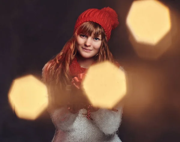 Bir sıcak kazak ve bir hediye kutusu tutan eşarp giyen güzel gülümseyen Kızıl saçlı kız portresi. — Stok fotoğraf