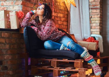 Noel sabahı ise bir kanepede oturan ve çatı iç ile dekore edilmiş bir odada pencere bakarak zevk güzel kız.