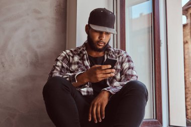 Afrikalı-Amerikalı sakallı adam sosyal ağ sohbet.