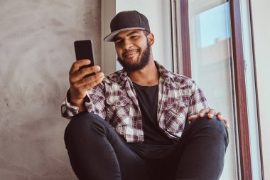 Afrikalı-Amerikalı sakallı adam sosyal ağ sohbet.