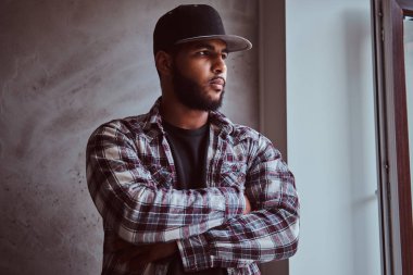 Bir Afrikalı-Amerikalı portresi sakallı adam pencereden dışarı bakarak geçti kolları.