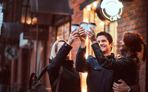 Veselý Přátel Toustu Kávou Zatímco Stáli Poblíž Kavárna Mimo — Stock fotografie