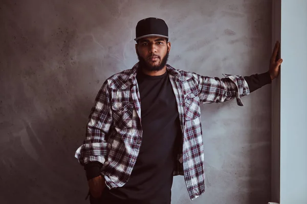 Hombre barbudo afroamericano con camisa y gorra a cuadros —  Fotos de Stock