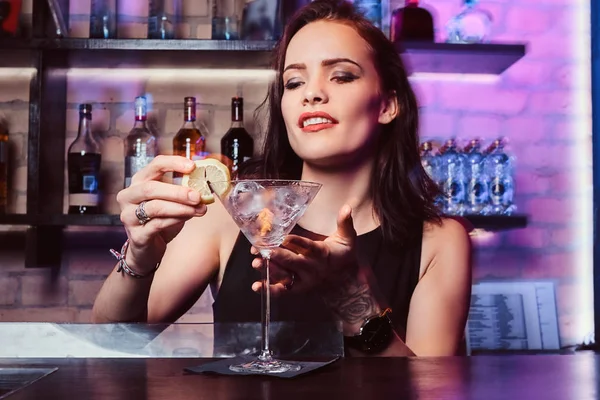 Une belle fille barman prépare un cocktail alcoolisé vodka — Photo