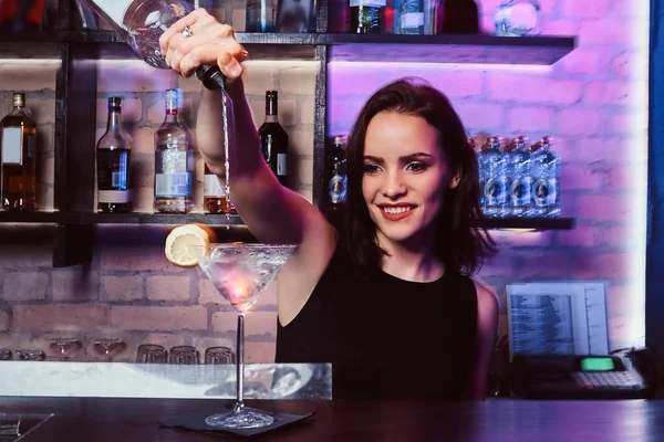 Una bella barista ragazza prepara un cocktail alcolico con vodka — Foto Stock