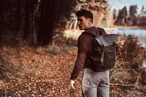 En ung vandrare promenader i skogen höst. — Stockfoto