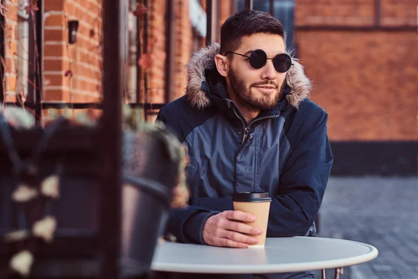 ハンサムな若い男が飲むコーヒー屋外. — ストック写真