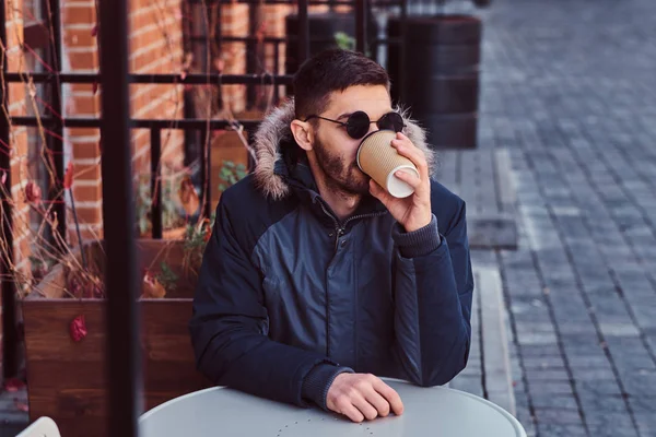 ハンサムな若い男が飲むコーヒー屋外. — ストック写真