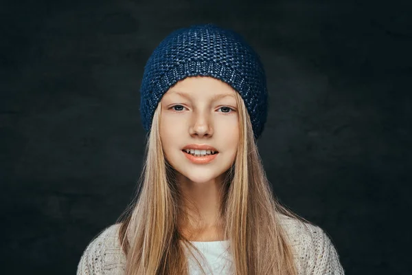 Retrato de una adolescente sonriente con el pelo rubio usando un sombrero de invierno y suéter — Foto de Stock