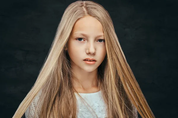 Retrato de uma bela jovem com cabelo loiro olhando para uma câmera — Fotografia de Stock