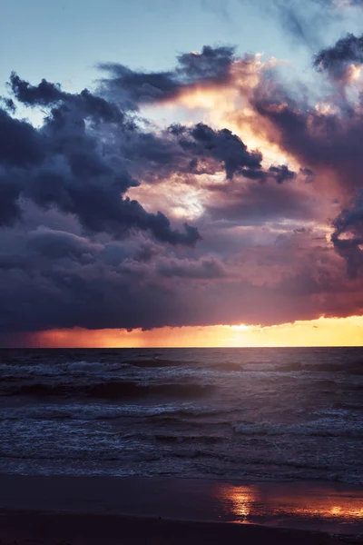 Ondas oceânicas, céu nublado incrível, belo pôr do sol . — Fotografia de Stock