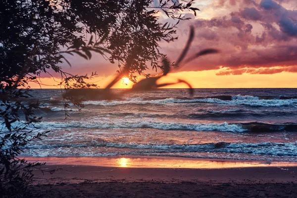 Ondas oceânicas, céu nublado incrível, belo pôr do sol . — Fotografia de Stock