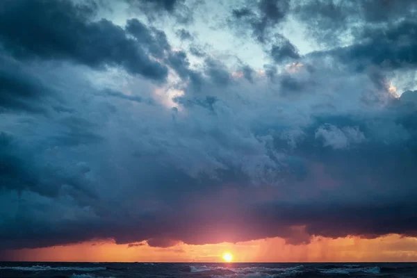 Ondas oceânicas, céu nublado incrível, belo pôr do sol . — Fotografia de Stock