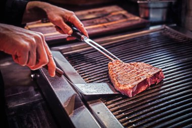 Yakın çekim yansıma bir ızgarada pişirme lezzetli eti biftek