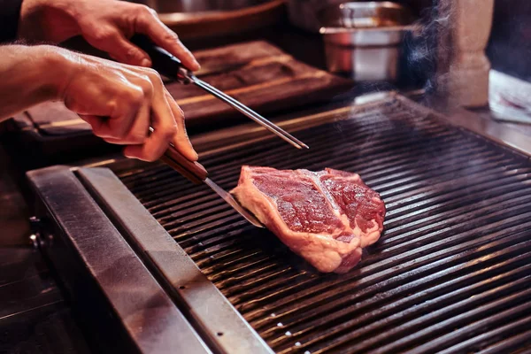 Immagine ravvicinata di una deliziosa bistecca di carne da cucina su una griglia — Foto Stock