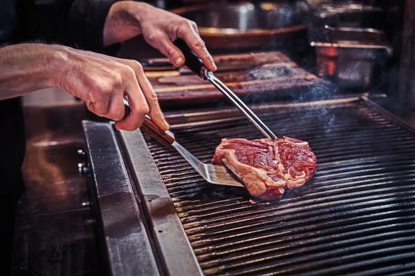 Immagine ravvicinata di una deliziosa bistecca di carne da cucina su una griglia — Foto Stock