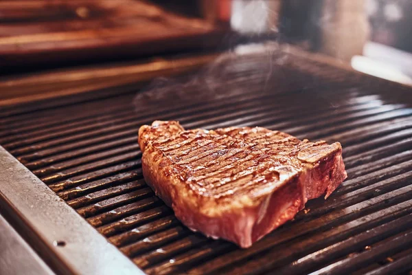 Närbild foto av rostad saftig stek på grillen — Stockfoto