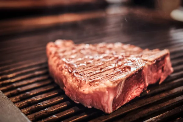 Yakın çekim fotoğraf kavrulmuş sulu biftek ızgara
