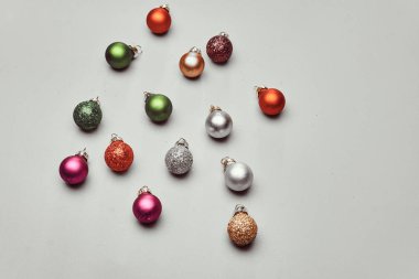 Hristmas ağaç süslemek için çok renkli topları.