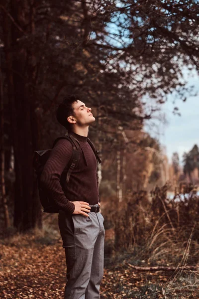 秋の森の散歩を楽しむ若いハイカー. — ストック写真