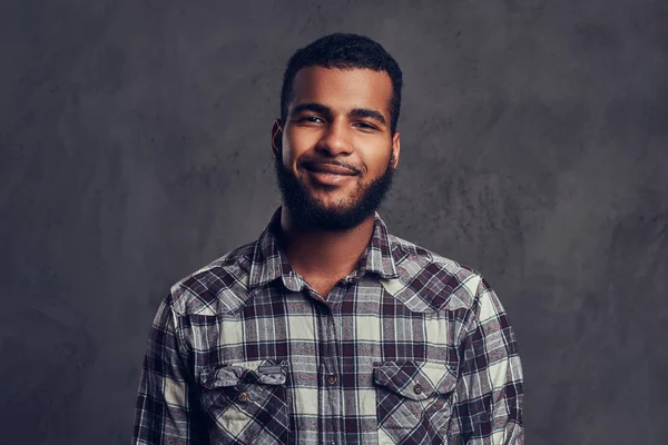 Sonriente afroamericano con barba y camisa a cuadros — Foto de Stock