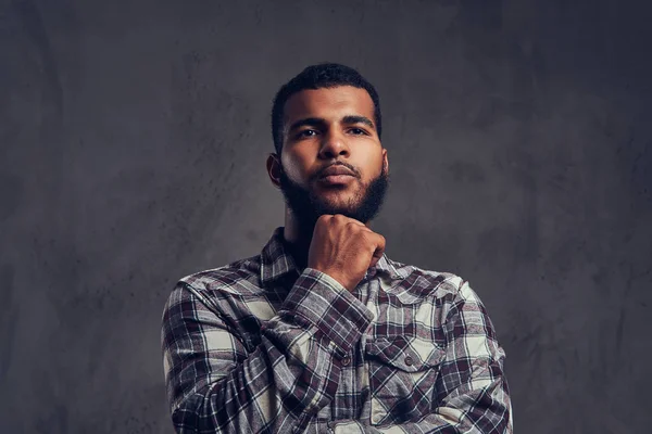 Retrato de um afro-americano pensativo com uma barba usando uma camisa quadriculada — Fotografia de Stock