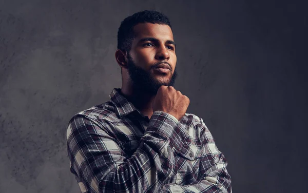 Retrato de um afro-americano pensativo com uma barba usando uma camisa quadriculada — Fotografia de Stock