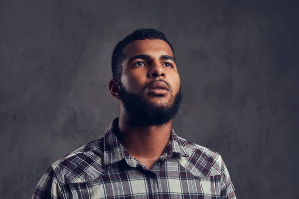 Afro-americano com barba a usar uma camisa xadrez — Fotografia de Stock