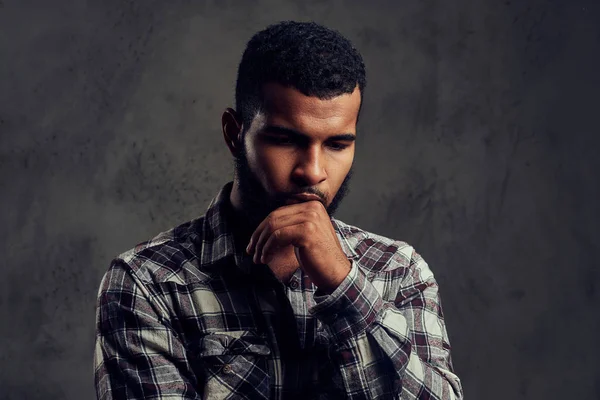 Portrait d'un cher Afro-Américain barbu portant une chemise à carreaux — Photo