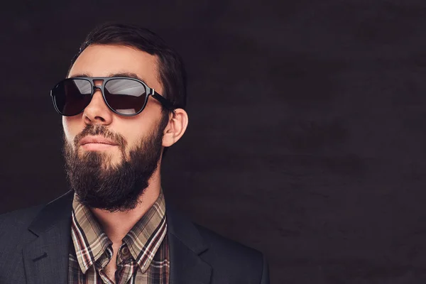 Retrato de cerca de un hombre barbudo con traje y gafas de sol . —  Fotos de Stock