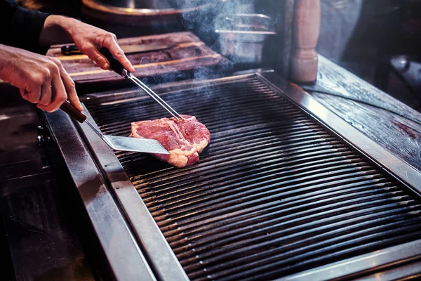 Immagine ravvicinata di una deliziosa bistecca di carne da cucina su una griglia — Foto Stock