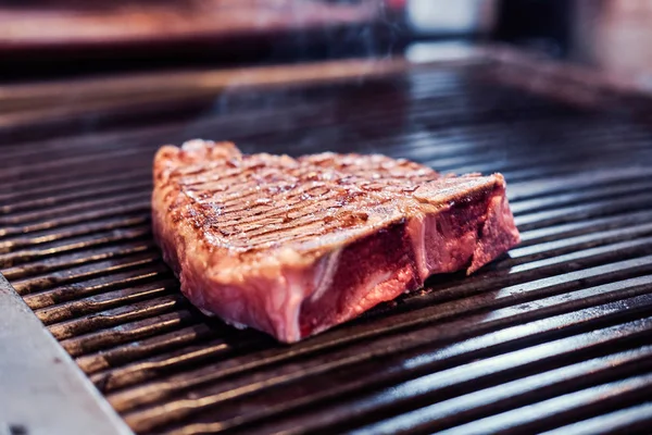 Närbild foto av rostad saftig stek på grillen — Stockfoto