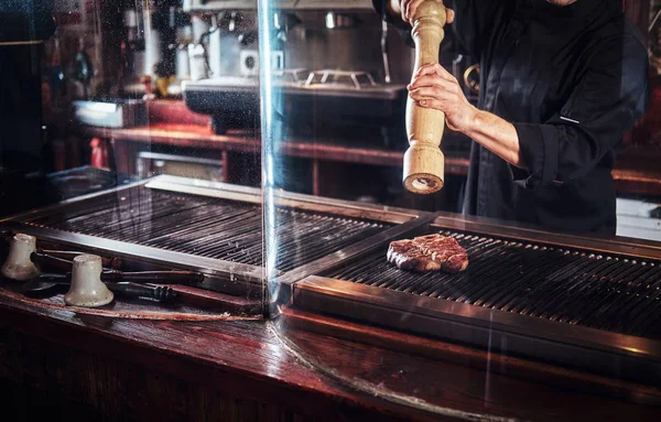 Master chef bär enhetlig matlagning läckra nötstek på ett kök i en restaurang — Stockfoto