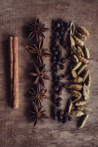 De samenstelling van de vruchten van zwarte peper, bonen en kaneel — Stockfoto