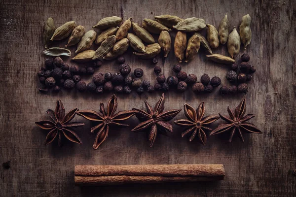 Sammansättningen av frukterna av svartpeppar, bönor och kanel — Stockfoto