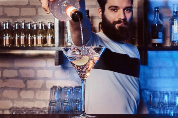 Um barman a trabalhar atrás do balcão do bar — Fotografia de Stock