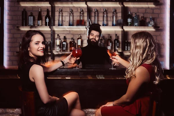 Alegre amigos do sexo feminino descansando na boate — Fotografia de Stock