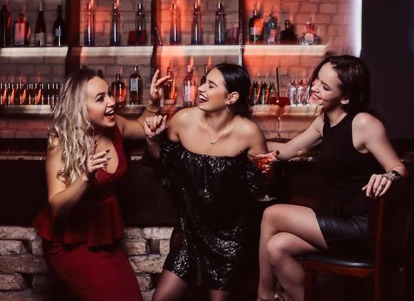 Gece kulübünde dinlenme neşeli arkadaşlar