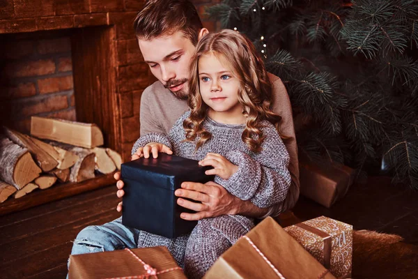 Amor, família, paternidade, Natal. Felicidade pai e sua filhinha bonito abrir presentes enquanto sentado no chão — Fotografia de Stock