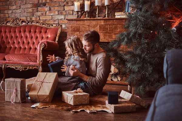 爱, 家庭, 父爱, 圣诞节。幸福的父亲和他可爱的小女儿坐在地板上, 周围都是礼物 — 图库照片