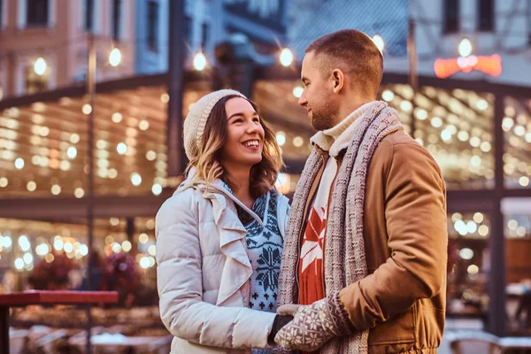 Una Giovane Coppia Romantica Che Tiene Mano Guarda Mentre Piedi — Foto Stock