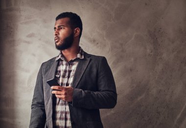 Afrikalı-Amerikalı adam bir stüdyoda bir telefon. 