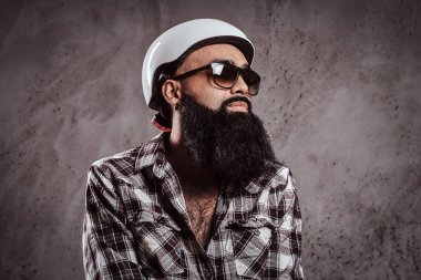 Arap Erkek kareli gömlek güneş gözlüğü ve paten kaskı takıyor sakallı.