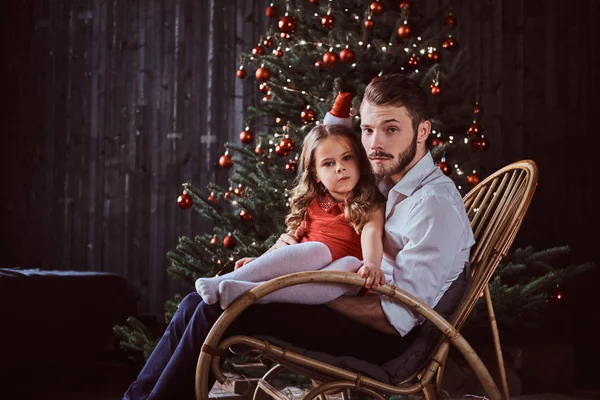 Liebe Familie Weihnachten Vaterschaft Vater Und Tochter Sitzen Hause Zusammen — Stockfoto
