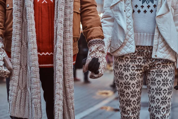 Imagen recortada de una pareja romántica cogida de la mano mientras están de pie en la calle en Navidad, disfrutando pasar tiempo juntos . —  Fotos de Stock