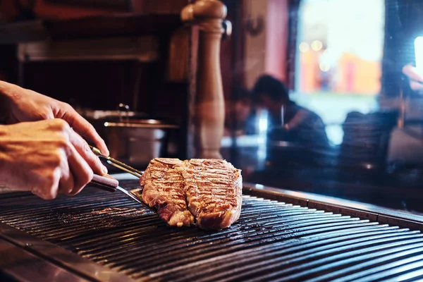 Närbild bild av en matlagning läckra kött-biff på en grill — Stockfoto