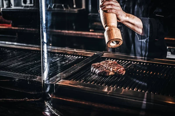 Master chef bär enhetlig matlagning läckra nötstek på ett kök i en restaurang — Stockfoto